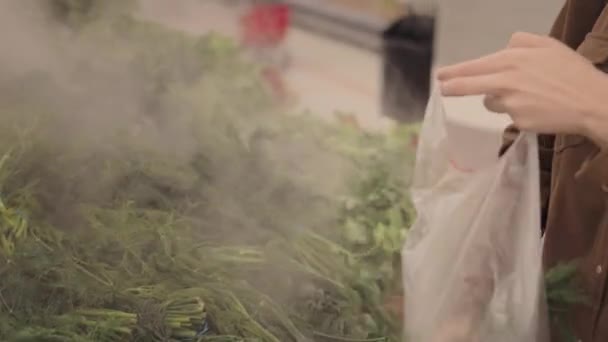 Sætte greens i plastikpose i købmanden – Stock-video