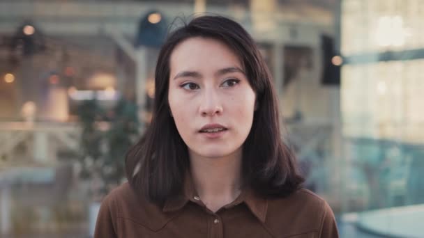 Молода азіатська жінка портрет постріл стоячи в міському торговому центрі — стокове відео