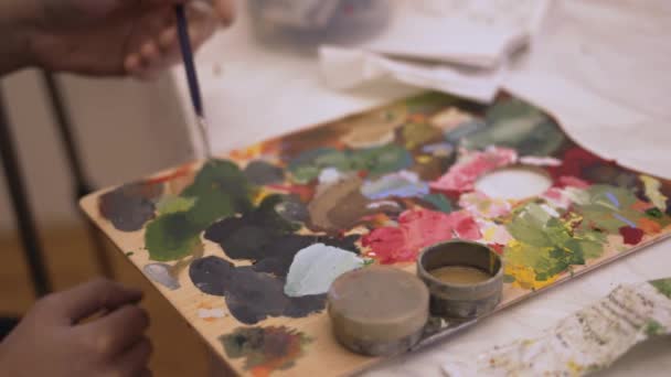 Artiste féminine avec palette et peinture gouache sur la table — Video