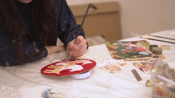 Femme tenant une peinture au pinceau sur toile dans un atelier d'art — Video