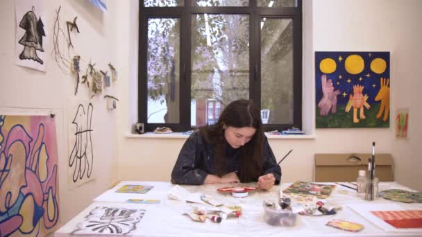 Femme avec peinture au pinceau dans un studio d'art lumineux — Video