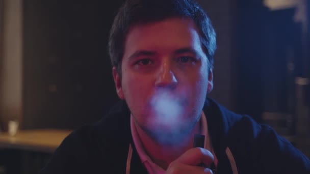 Homem boca fumar narguilé, segurando mangueira no bar fundo — Vídeo de Stock