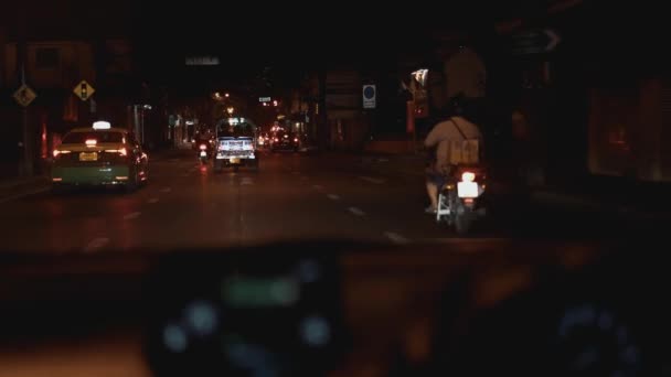 BANGKOK - JANUARI 13: Handheld real time vaststelling van shot van de weg genomen uit een auto. Nachtverkeer in Bangkok, 13 januari, Thailand — Stockvideo