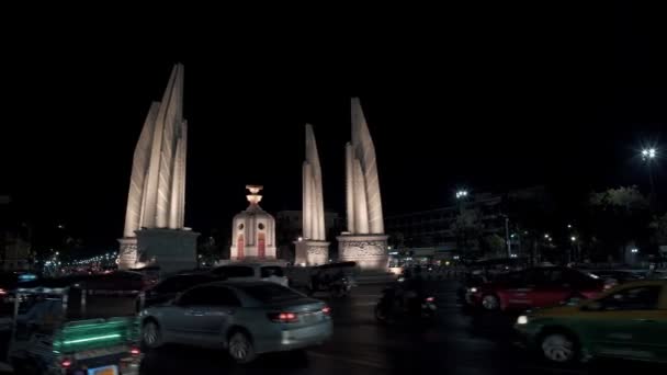 BANGKOK – 1月16日:右の夜のトラフィックのショットを確立パンリアルタイムを残します.車は民主主義の記念碑近くに移動します,バンコク,タイ. — ストック動画