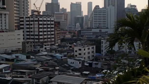 BANGKOK - JANEIRO 14: Portátil em tempo real estabelecendo tiro de paisagem urbana de Bangkok. Bangkok é a capital da Tailândia, 2020 em Bangkok. — Vídeo de Stock