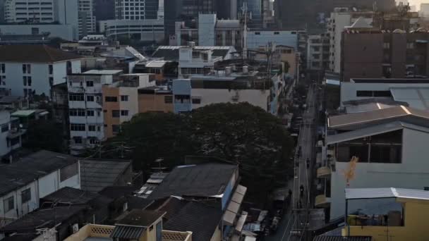 BANGKOK - 14. ČERVENCE: Založení záběru města Bangkoku v reálném čase Bangkok je hlavním městem Thajska. Doprava na malé ulici, Bangkok, Thajsko. — Stock video