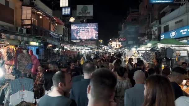 BANGKOK - JANUARI 16: Real time vaststelling van een schot van een beroemde Backpacker Street in Bangkok. Toeristen lopen 's nachts langs de beroemde straat, Bangkok, Thailand. — Stockvideo