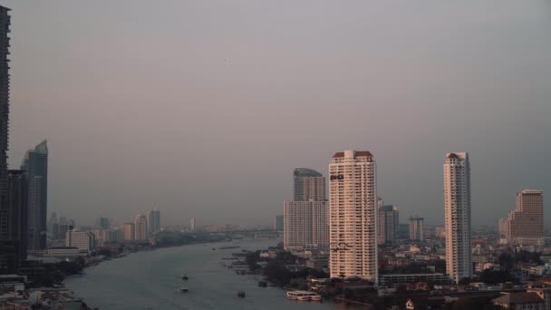 BANGKOK - JANUARY 14: Kanan ke kiri pan real time menetapkan tembakan pemandangan kota Bangkok. Bangkok adalah ibu kota Thailand. Lalu lintas di sungai Chao Phraya di Bangkok, 14 Januari, Thailand. — Stok Video