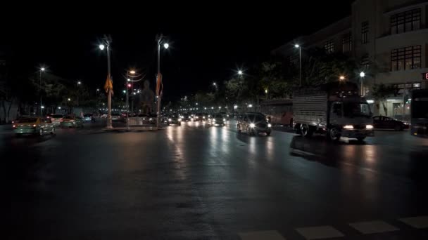 BANGKOK - JANUARY 16: Real time establishing shot of night traffic in Bangkok. Bangkok is the capital of Thailand, January 16. — Stock Video