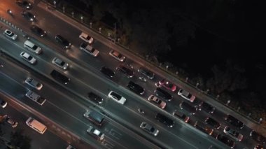 Şehir trafiğiyle otoyolun gerçek zamanlı çekimleri durduruldu. Büyük şehrin aktif gece hayatı, Bangkok.