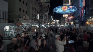 BANGKOK - 16 Ocak - Bangkok 'ta ünlü bir sırt çantalı caddenin görüntüsünü oluştururken sağdan sola doğru gerçek zamanlı. Turistler 16 Ocak 'ta, Bangkok, Tayland' da, ünlü cadde boyunca yürürler..