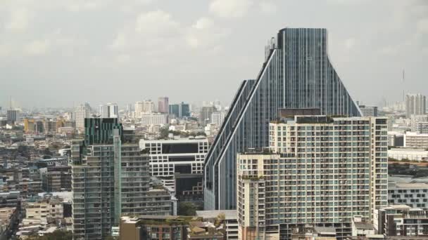 BANGKOK - 17 GENNAIO: Da sinistra a destra panoramica in tempo reale che stabilisce colpo di paesaggio urbano di Bangkok. Bangkok è la capitale della Thailandia, 17 gennaio, Bangkok, Thailandia. — Video Stock