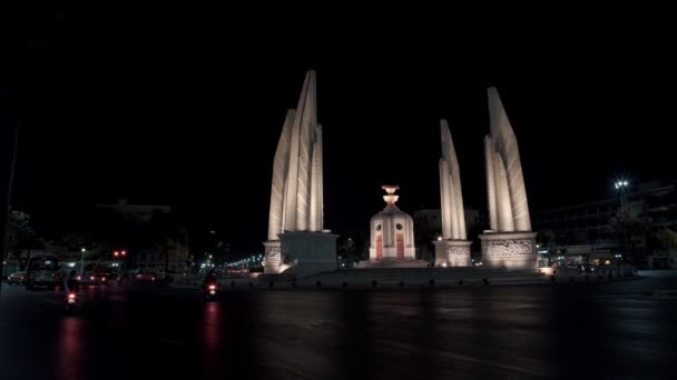 BANGKOK – 1月16日:夜のトラフィックのショットを確立するリアルタイムパンに左.車は民主主義の記念碑の近くに移動します。,バンコク,タイ. — ストック動画