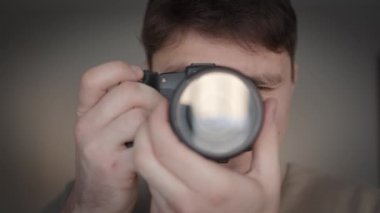 Elinde video kamera tutan bir adam. Yakın çekim.