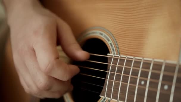 Muzyk palce gra na lekkiej gitarze akustycznej — Wideo stockowe