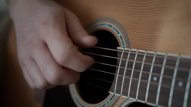 Музичні пальці грають на легкій акустичній гітарі — стокове відео