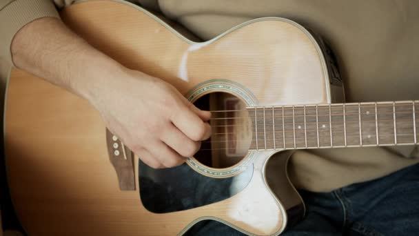 Dedos de músico tocando la guitarra acústica de madera — Vídeos de Stock