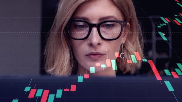 Retrato de mujer rubia atractiva en gafas que trabajan en el ordenador portátil para la investigación de los mercados financieros. Una comerciante mujer de negocios analizando las tasas del mercado de valores para hacer la mejor solución de inversión. — Vídeos de Stock
