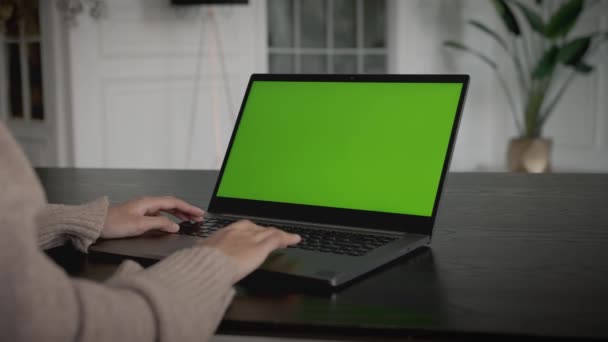 Wanita dengan laptop di atas meja, layar mockup hijau — Stok Video