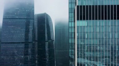 Moskova iş merkezi binaları yukarı doğru eğildi