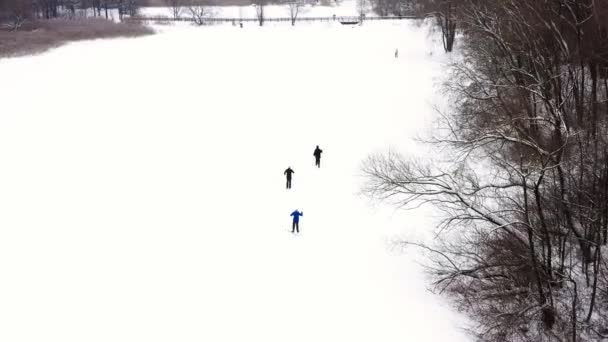 人们在冬季训练滑雪.8.娱乐活动。跟着无人驾驶飞机射击. — 图库视频影像