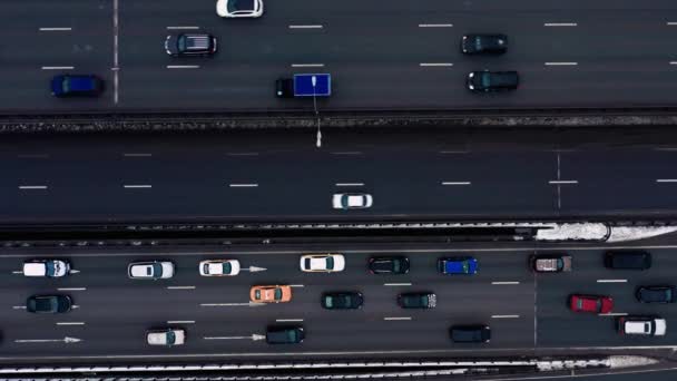 Visão superior drone tiro de uma estrada grande, muitos carros em movimento na estrada multi-pista. Câmera trancada — Vídeo de Stock