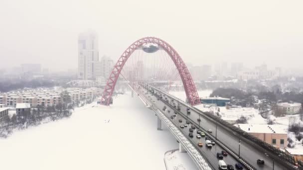Zoom en el establecimiento de plano aéreo de puente rojo con fondo de paisaje de la ciudad de invierno en el área de Moscú. — Vídeo de stock