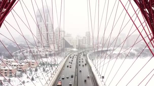 Inclinar hacia arriba plano aéreo de puente rojo con fondo paisaje de la ciudad de invierno en el área de Moscú. — Vídeos de Stock