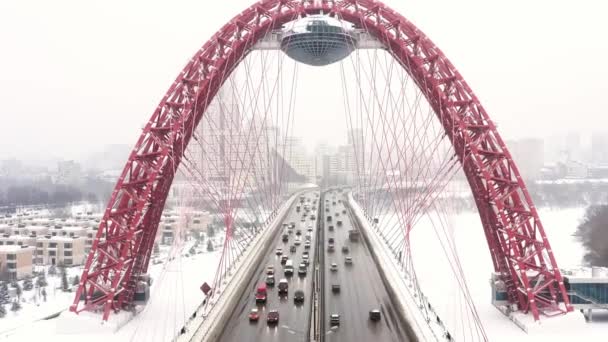 Zoom en plano aéreo de puente rojo con fondo de paisaje de la ciudad de invierno en el área de Moscú. — Vídeos de Stock