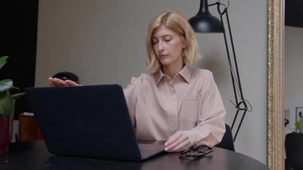 Blondýny businesswoman otevřít kryt notebooku a začít pracovat — Stock video