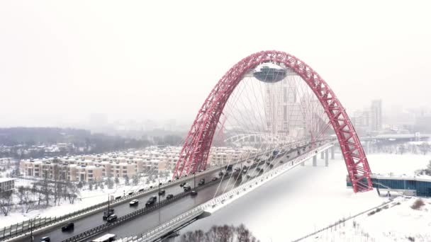 Vista aérea cerrada de puente rojo con tráfico ocupado en Moscú paisaje urbano de invierno. — Vídeos de Stock