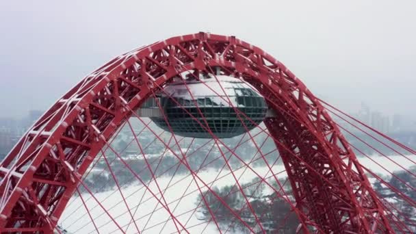 Ampliar plano aéreo de puente rojo con fondo de paisaje de la ciudad de invierno en el área de Moscú. — Vídeos de Stock