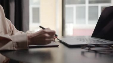 Grafik tasarımcısı elleri elinde kalemle dijital tablet çiziyor.