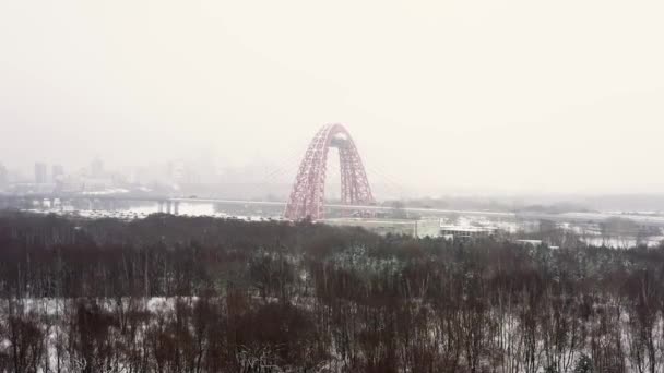 Zoom en el establecimiento de plano aéreo de puente rojo con fondo de paisaje urbano en el área de Moscú. — Vídeos de Stock