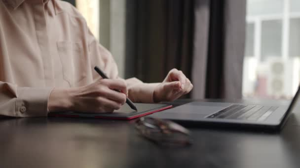 Graphic designer hands drawing on a digital tablet holding a pen — Stock Video