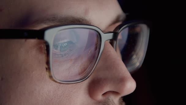 Hombre comerciante en gafas se centró en gráficos bursátiles — Vídeo de stock