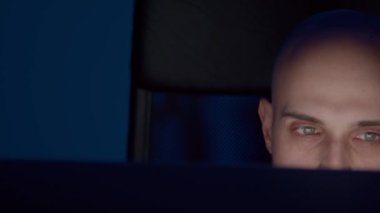 Geliştirici gece geç saatlerde bilgisayarın ekranına bakarak çalışıyor