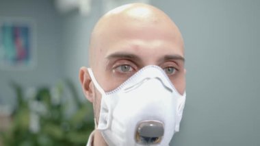 Hastanenin bulanık arka planında Pen maskeli adam portresi