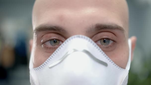 Primer plano del médico hombre en ppe retrato máscara sobre fondo borroso del hospital — Vídeo de stock