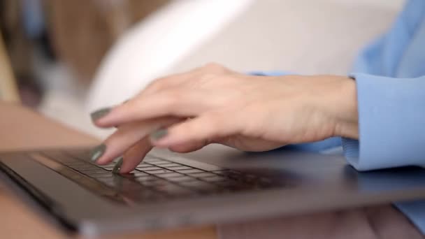 妇女使用笔记本电脑，点击触摸板，键入键盘 — 图库视频影像