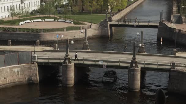 Gambar tampilan atas jembatan dan perahu bergerak dan orang-orang berjalan, tembakan gimbal — Stok Video