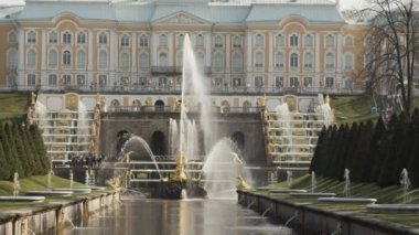 İlkbaharda çeşme ve saray, turistlerin ilgi odağı.