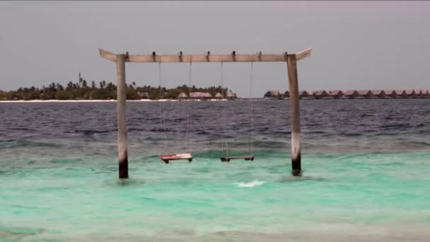 Marine Swing I Maldivas. Tranquilidade e ritmo paradisíaco. Resort de luxo em segundo plano — Vídeo de Stock