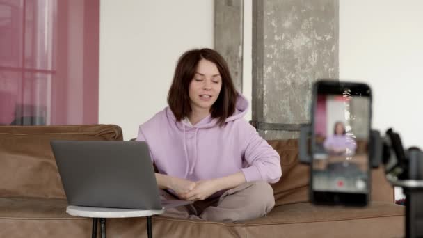 Bruneta žena mluví na mobilní telefon kamery v moderním interiéru domu — Stock video