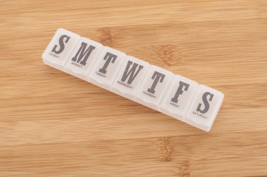 Hap dağıtıcı kutusu bir hafta kullanım için ayrı contai içerir