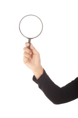 Beyaz arkaplanda el ele tutuşan büyüteç.