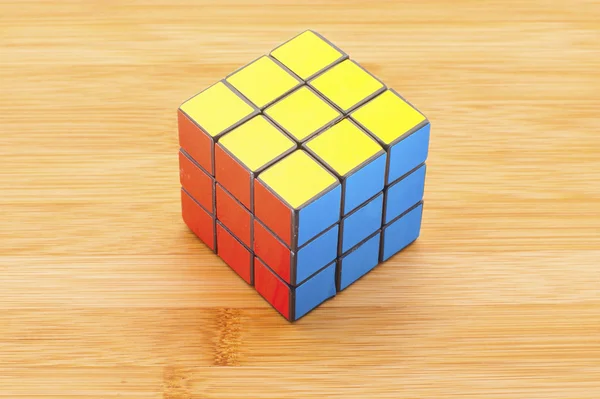 KUALA LUMPUR- MALASIA - 14 DE FEBRERO DE 2015: El cubo de Rubik en el — Foto de Stock