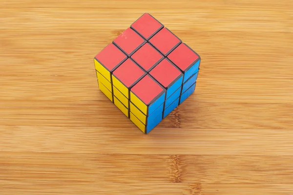 KUALA LUMPUR- MALASIA - 14 DE FEBRERO DE 2015: El cubo de Rubik en el — Foto de Stock