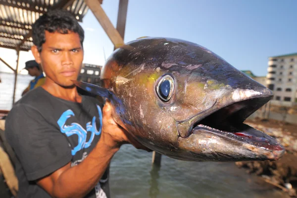Semporna, Malezya - 6 Mart 2015: tanımlanamayan bajau adam hodin