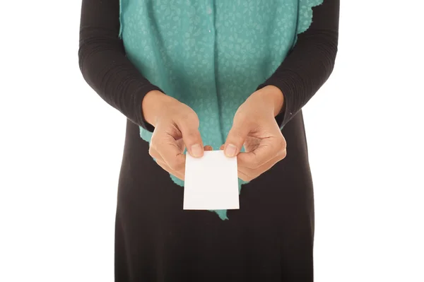 Muslimah woman holding a business card. — Stock Photo, Image